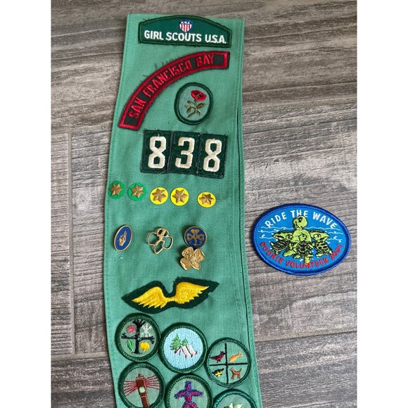 Vintage early 1970s Girl Scouts Sash with Merit badges and pins, patches - Picture 2 of 5
